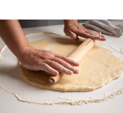 chef-stratching-dough-flour_Resize